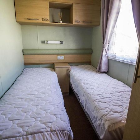 Lovely Caravan With Wifi At Broadland Sands In Suffolk Ref 20035Bs Hotel Hopton on Sea Bagian luar foto