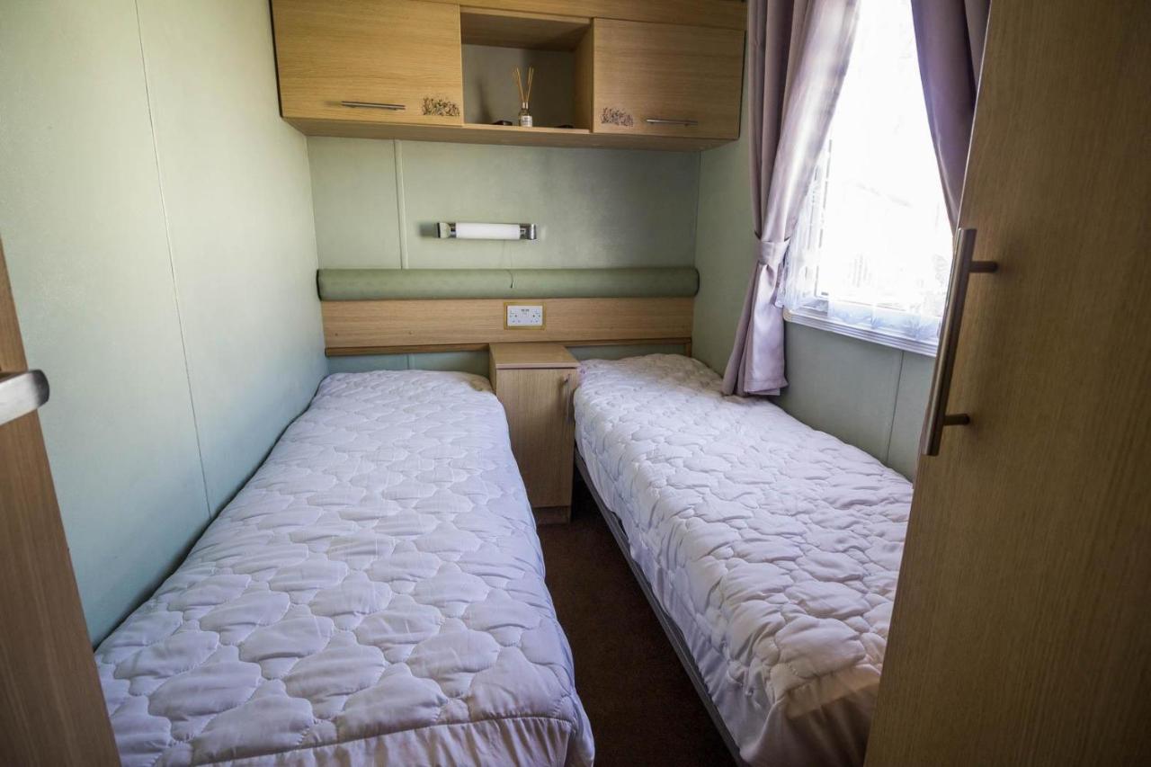 Lovely Caravan With Wifi At Broadland Sands In Suffolk Ref 20035Bs Hotel Hopton on Sea Bagian luar foto