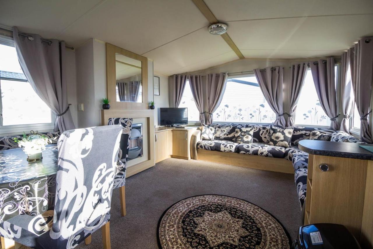 Lovely Caravan With Wifi At Broadland Sands In Suffolk Ref 20035Bs Hotel Hopton on Sea Bagian luar foto