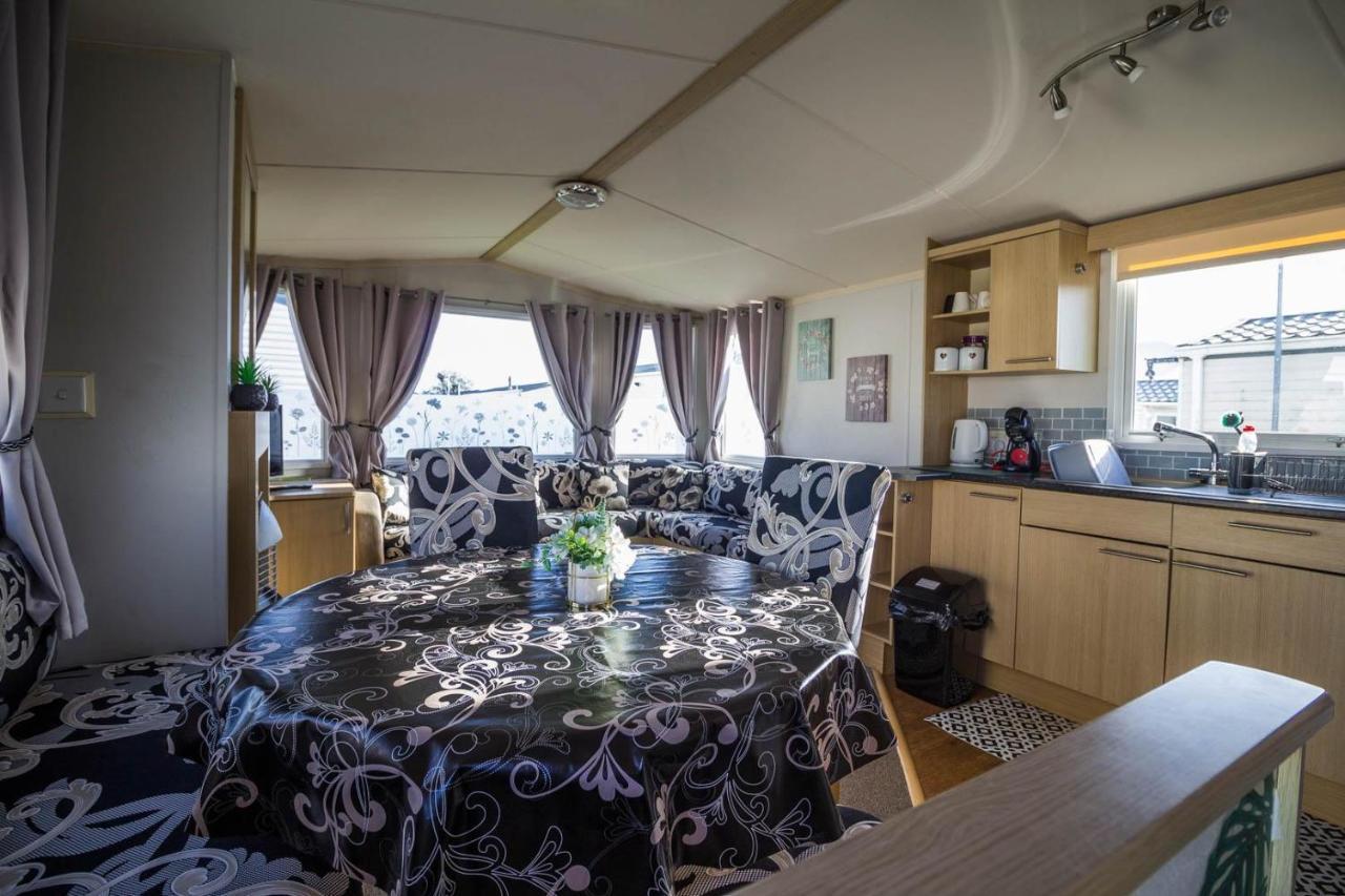 Lovely Caravan With Wifi At Broadland Sands In Suffolk Ref 20035Bs Hotel Hopton on Sea Bagian luar foto
