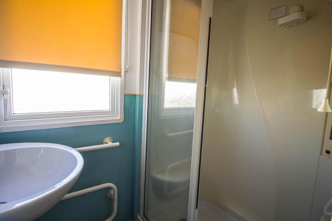 Lovely Caravan With Wifi At Broadland Sands In Suffolk Ref 20035Bs Hotel Hopton on Sea Bagian luar foto
