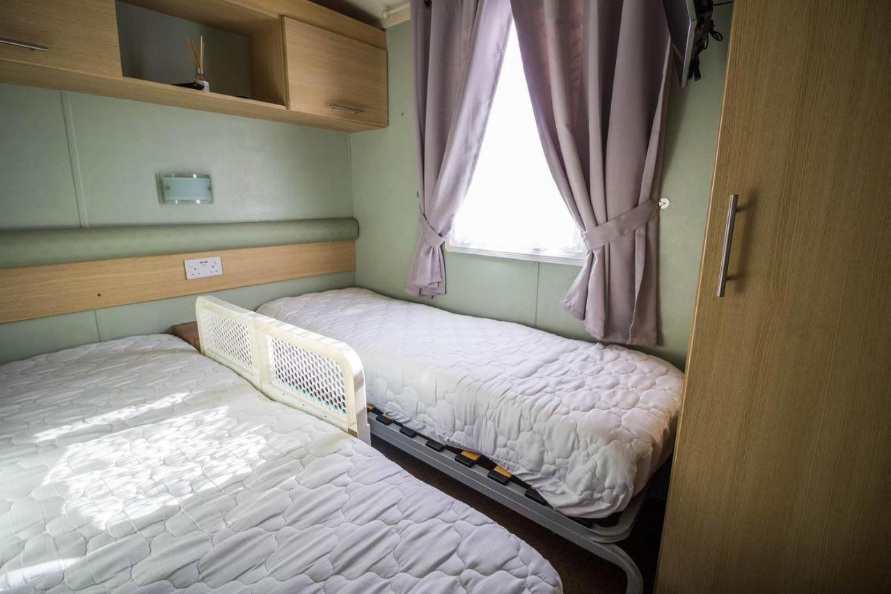 Lovely Caravan With Wifi At Broadland Sands In Suffolk Ref 20035Bs Hotel Hopton on Sea Bagian luar foto