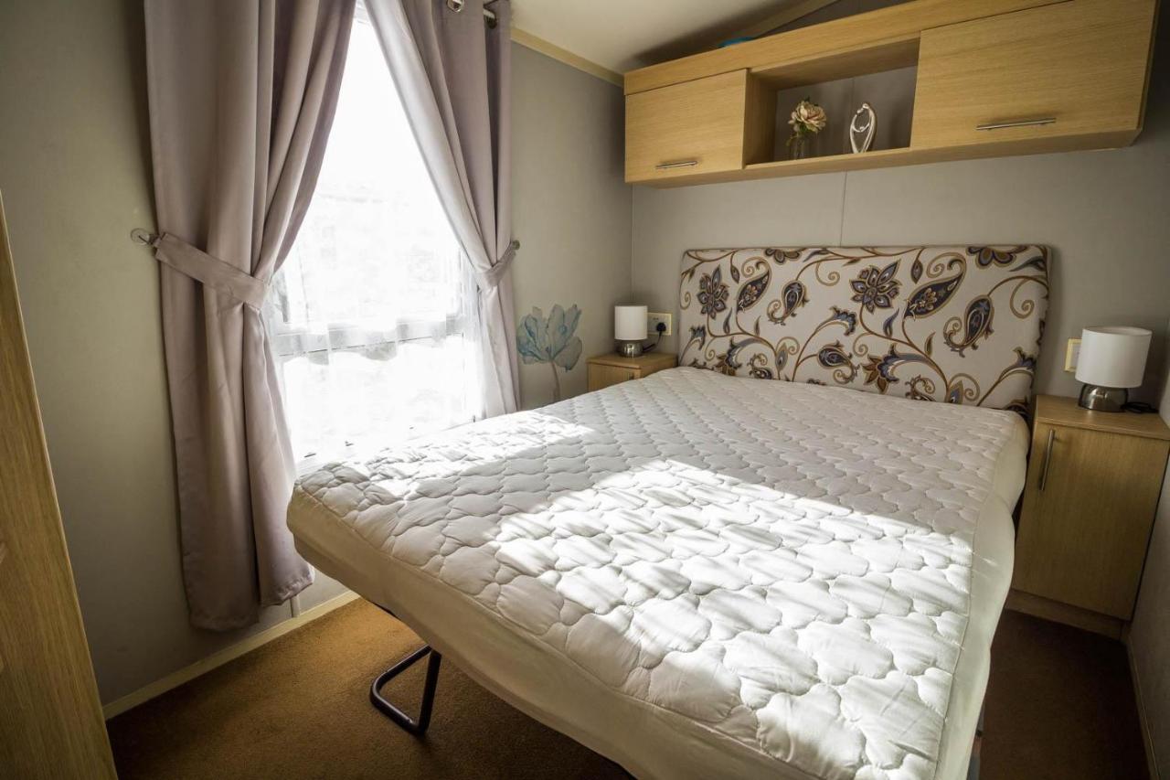 Lovely Caravan With Wifi At Broadland Sands In Suffolk Ref 20035Bs Hotel Hopton on Sea Bagian luar foto