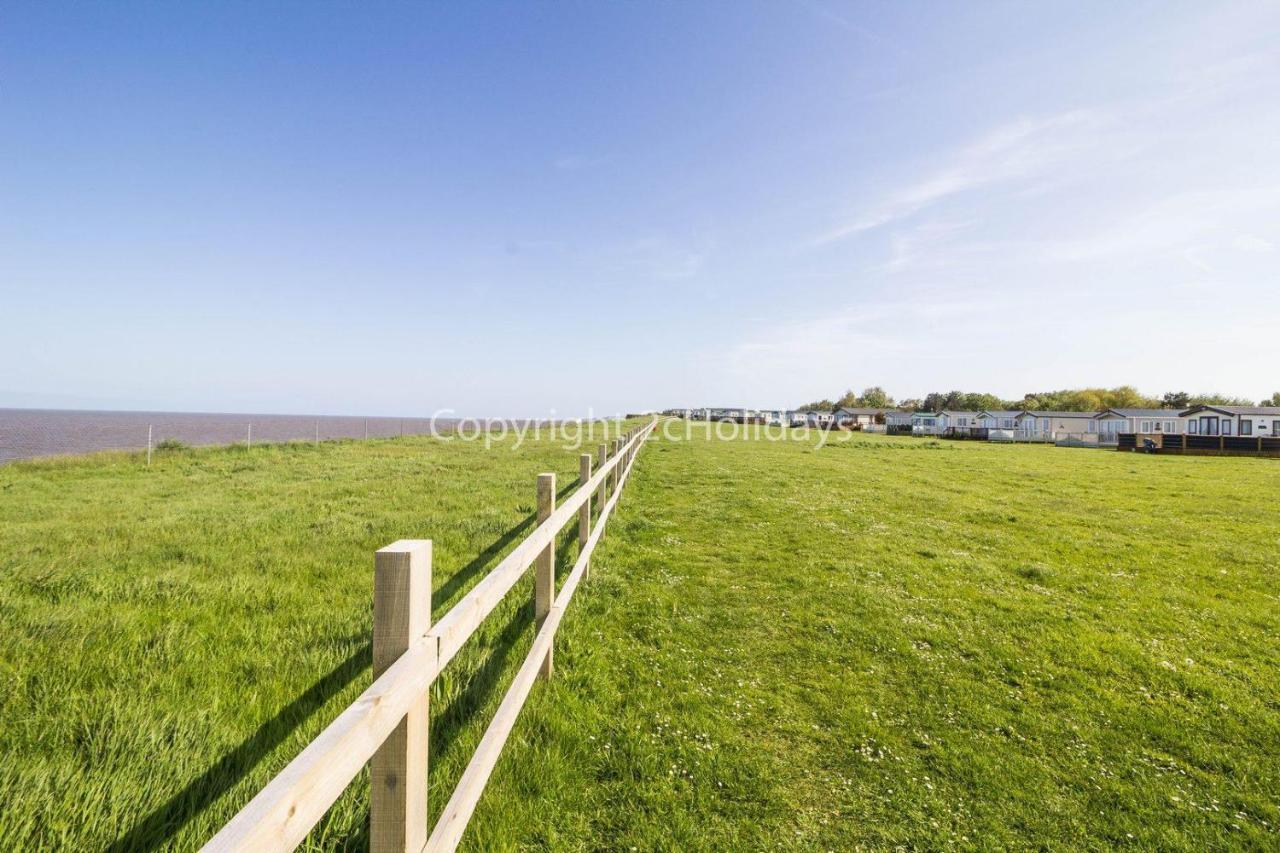 Lovely Caravan With Wifi At Broadland Sands In Suffolk Ref 20035Bs Hotel Hopton on Sea Bagian luar foto