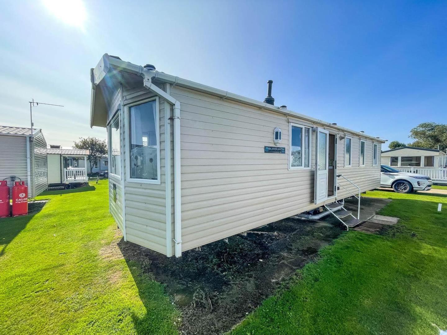 Lovely Caravan With Wifi At Broadland Sands In Suffolk Ref 20035Bs Hotel Hopton on Sea Bagian luar foto